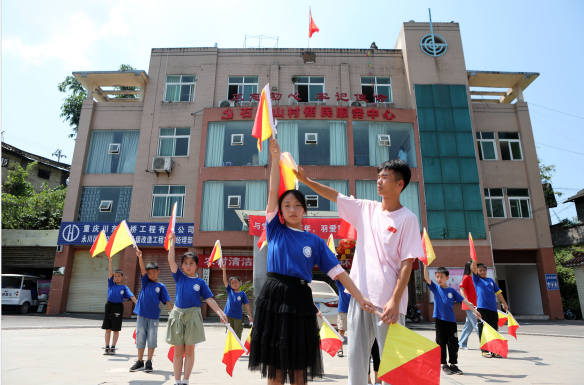 7月26日，羽爱童行实践队学生教留守儿童旗语。.png