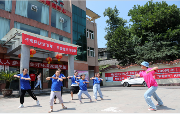 7月26日，羽爱童行实践队学生教留守儿童舞蹈。.png