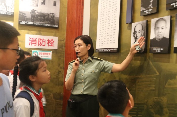 倾情讲解的讲解员.jpg