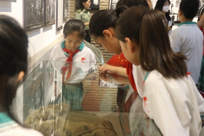 孩子们在认真观赏牺盟军纪念物品.jpg