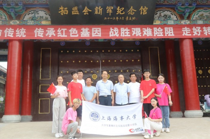 队员与县委领导、馆长、校长合影.jpg