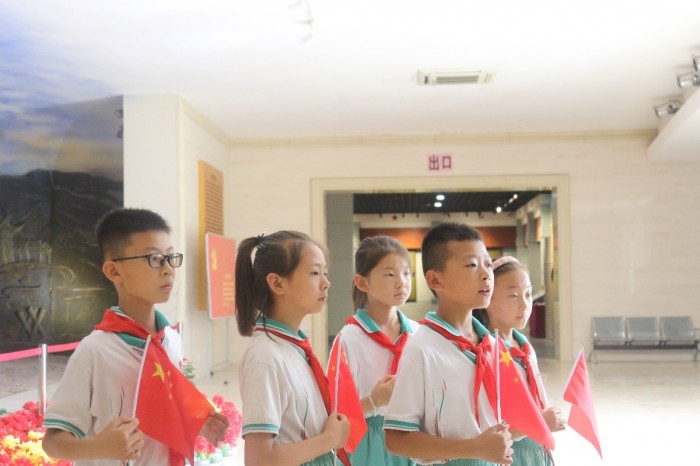 关小学学生接受采访.jpg