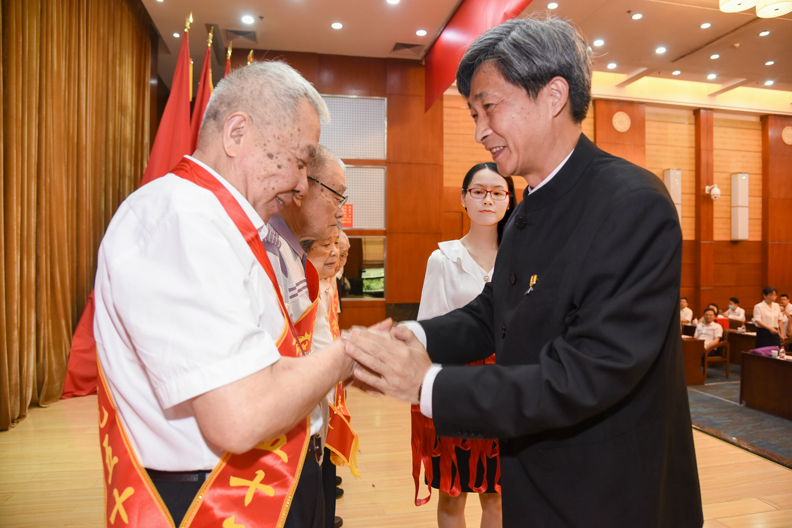 校党委书记高翅为老党员颁授“光荣在党50年”纪念章（川竹 摄）.jpg