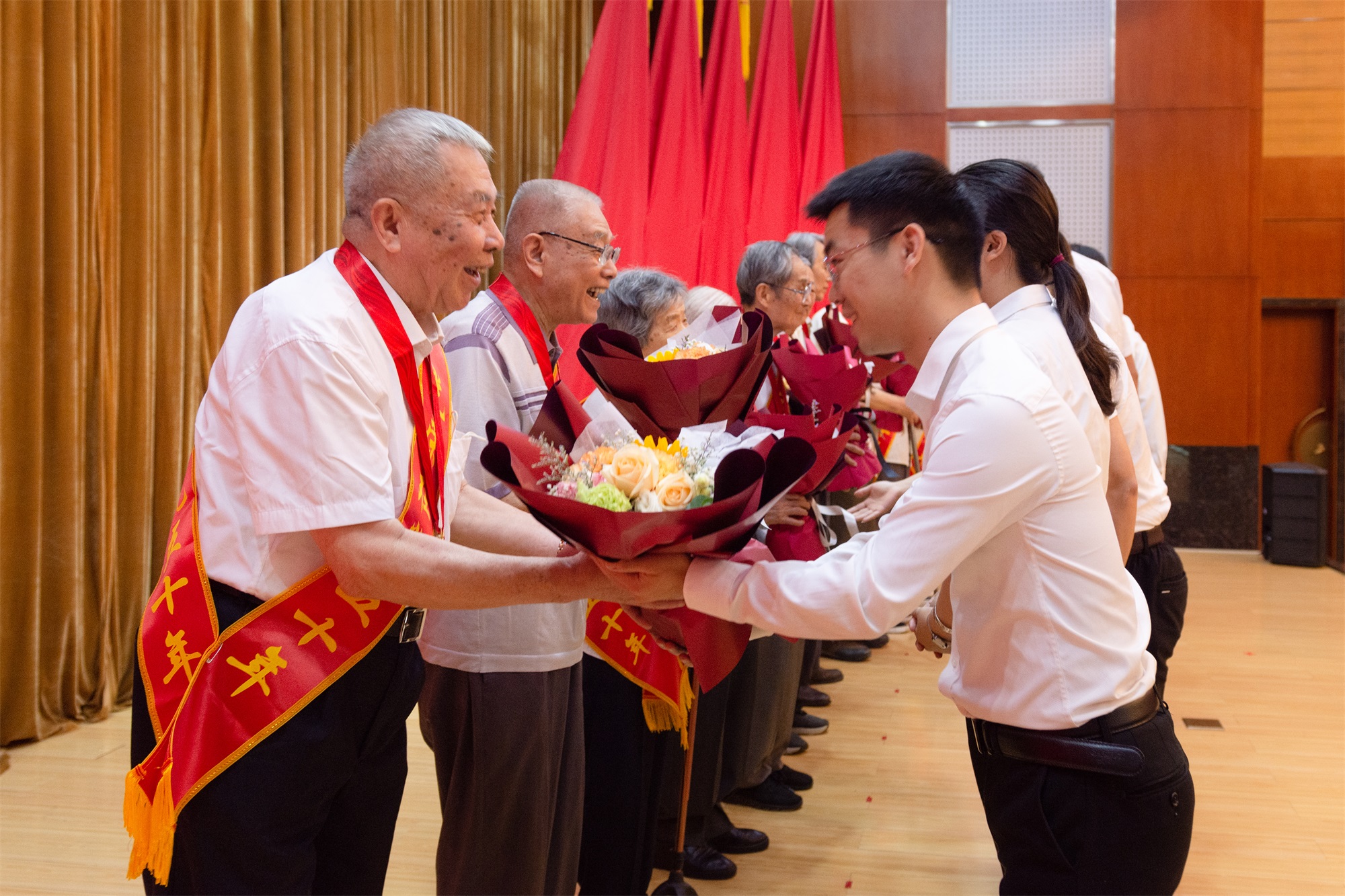 新党员为老党员献花（彭雨格 摄）.jpg