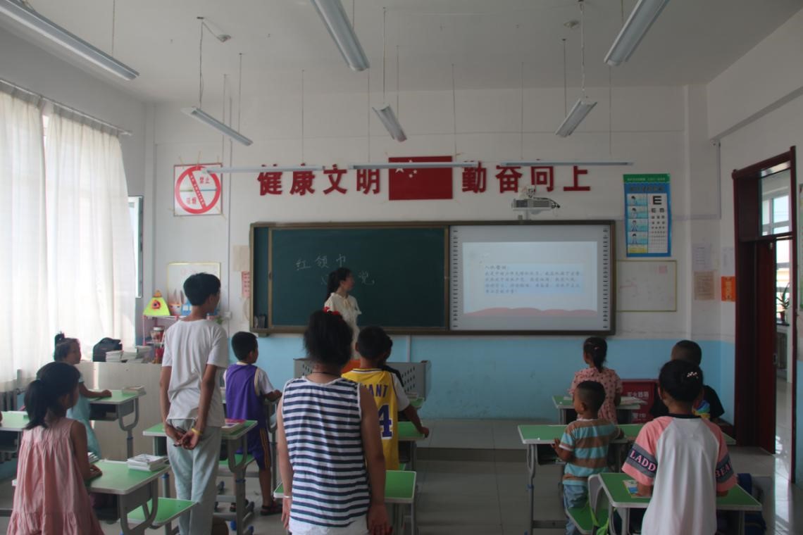 东北林业大学暑期社会实践团队走进小学作以《红领巾心向党》为题的第一课.jpg