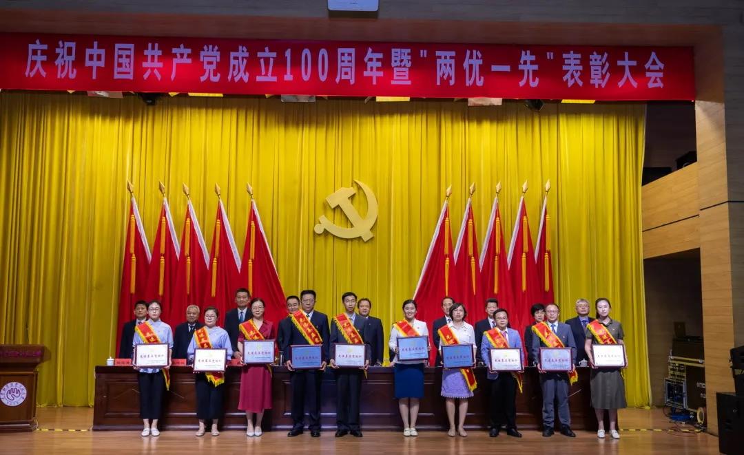 两优一先表彰杨旭-2.jpg