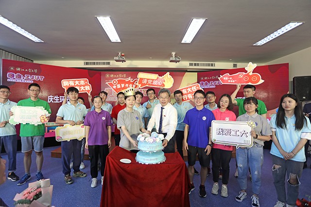 2021级新生集体生日会-李小年与新生共同分享生日蛋糕.jpg