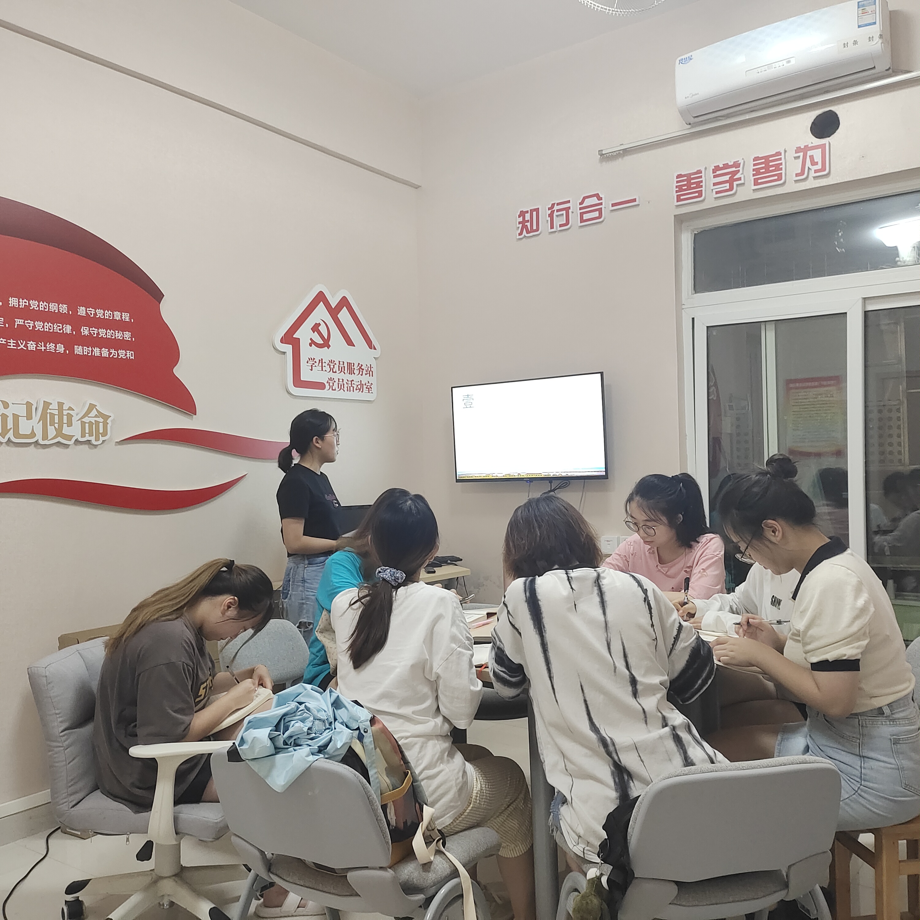 主持人讲解奥运精神.jpg