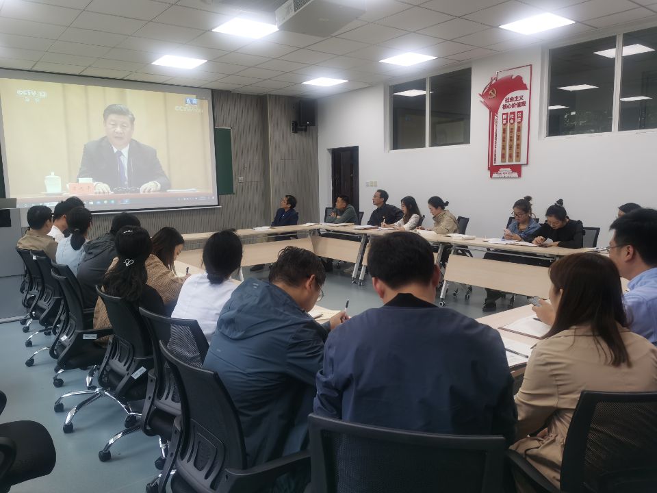 全体党员教师观看视频.jpg 全体党员教师观看视频.jpg