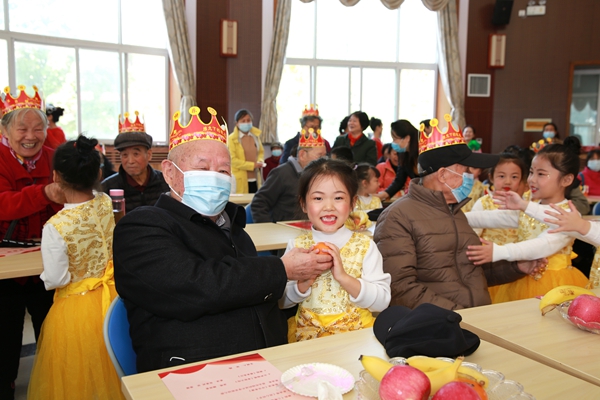 幼儿园小朋友为爷爷奶奶们送祝福_副本.jpg