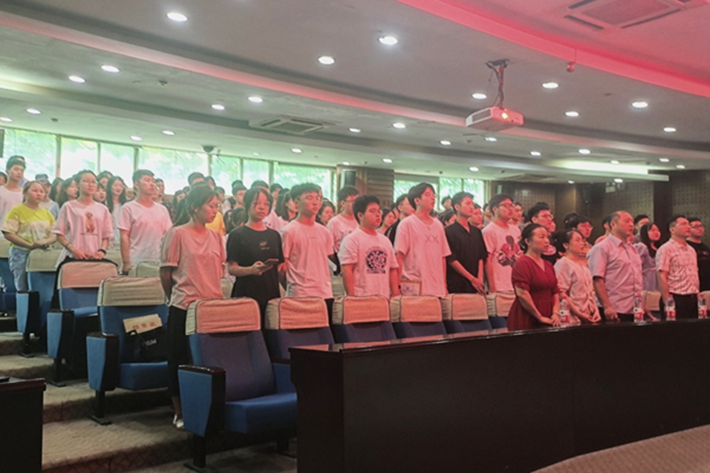 图全体党员合唱《国际歌》.png 图全体党员合唱《国际歌》.png