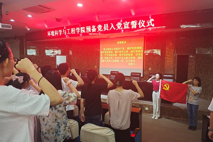 图3 全体学生党员在党旗下宣誓.png 图3 全体学生党员在党旗下宣誓.png