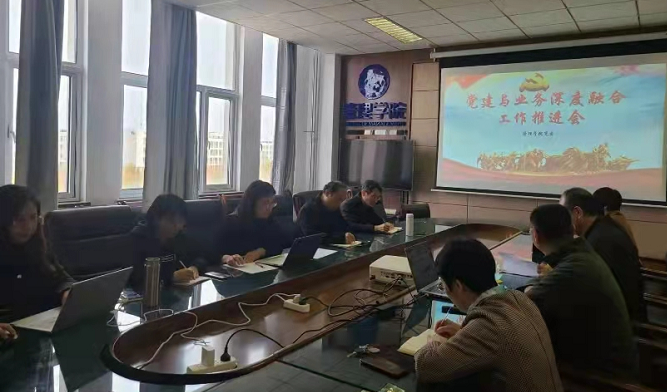 与会人员认真学习中.png