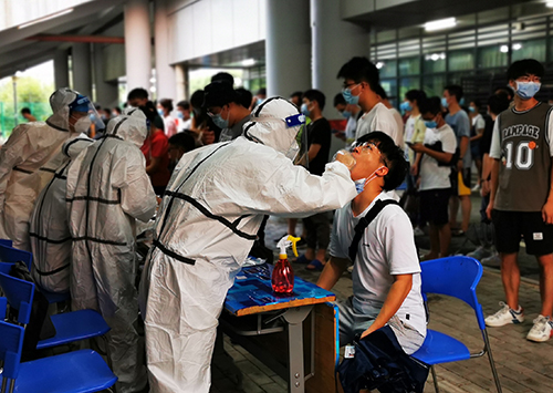 4学校组织师生居民参加武汉全市核酸筛查。图为8月2日晚校医院在南湖体育馆对师生进行核酸采样。  摄影彭自力20210802.jpg