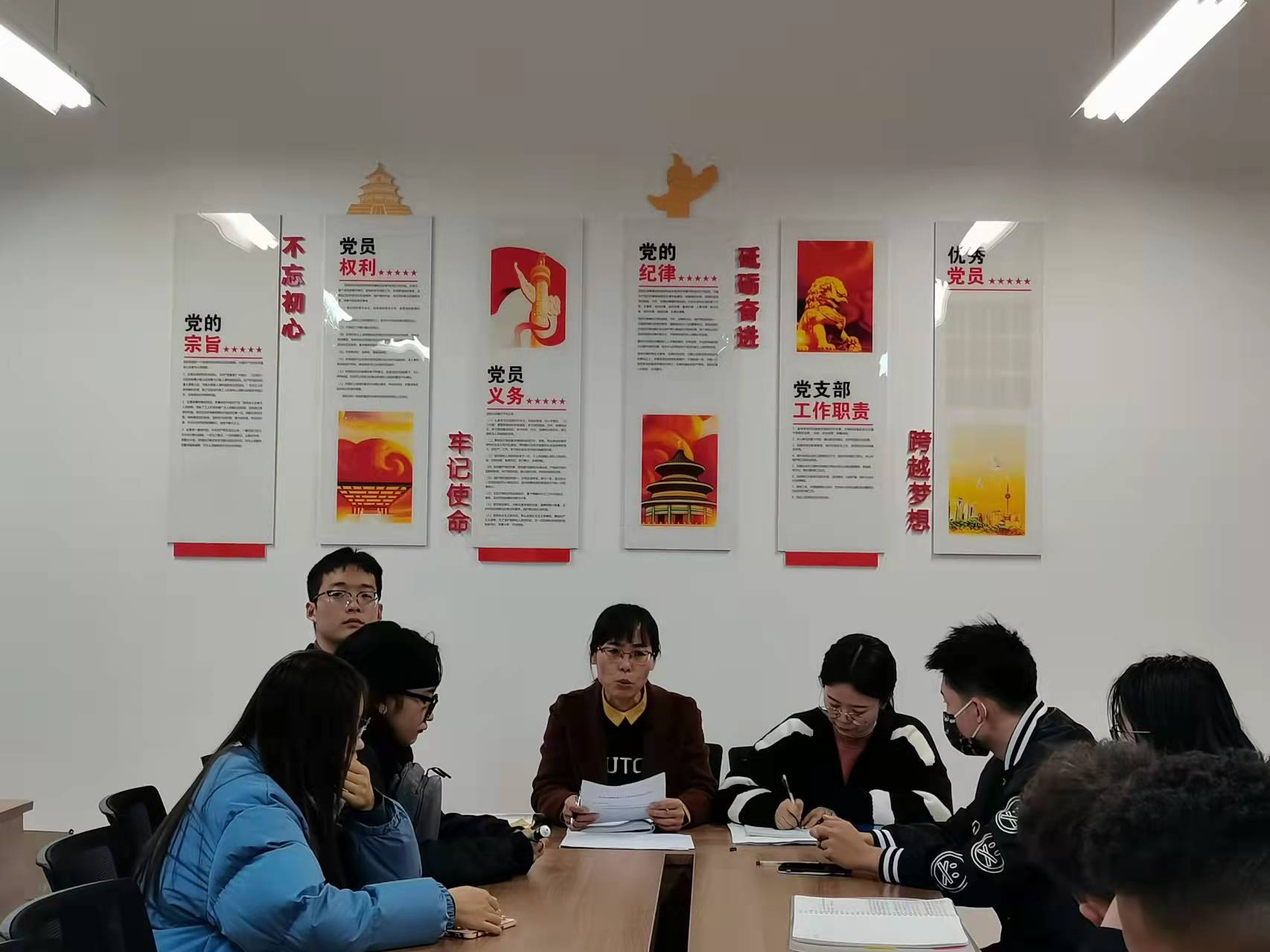 2、刘丽红副书记为学生答疑并寄予希望.jpg