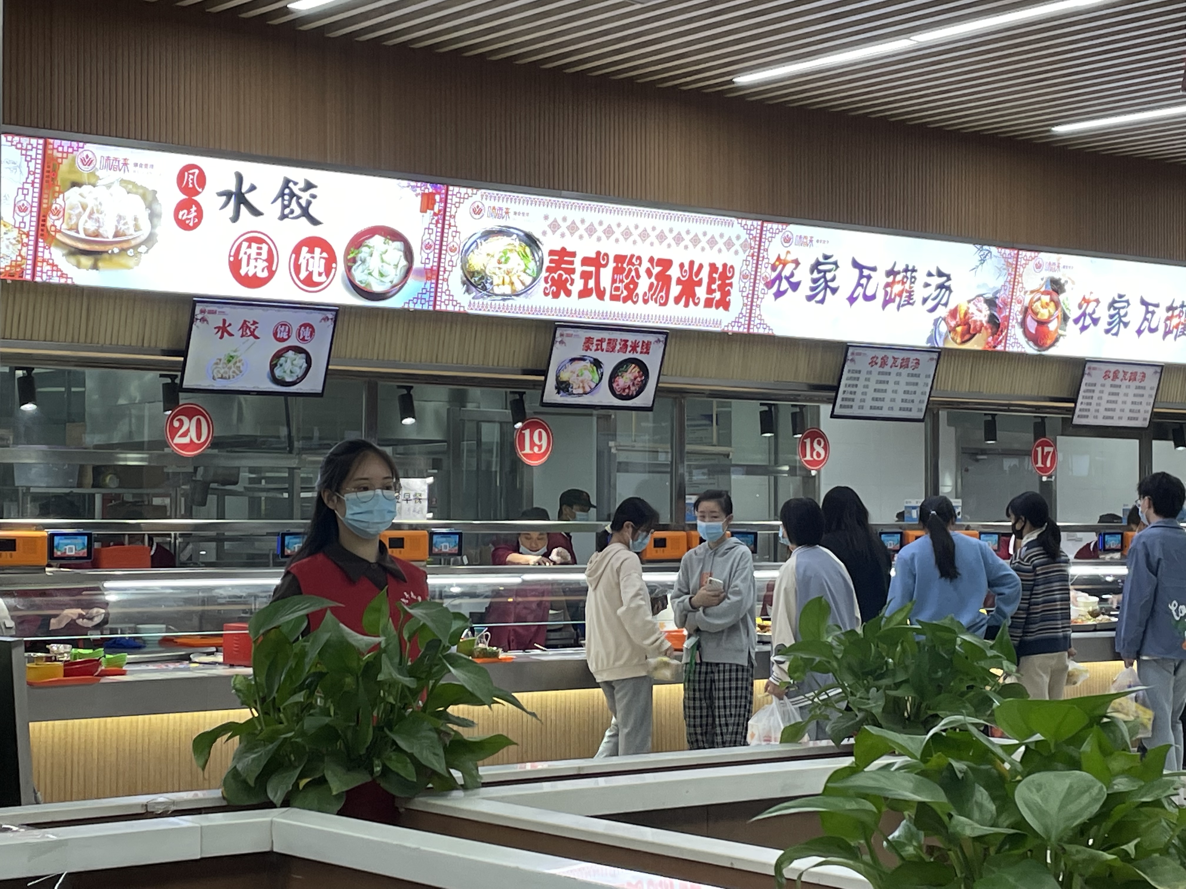 志愿者在食堂进行志愿服务.jpeg