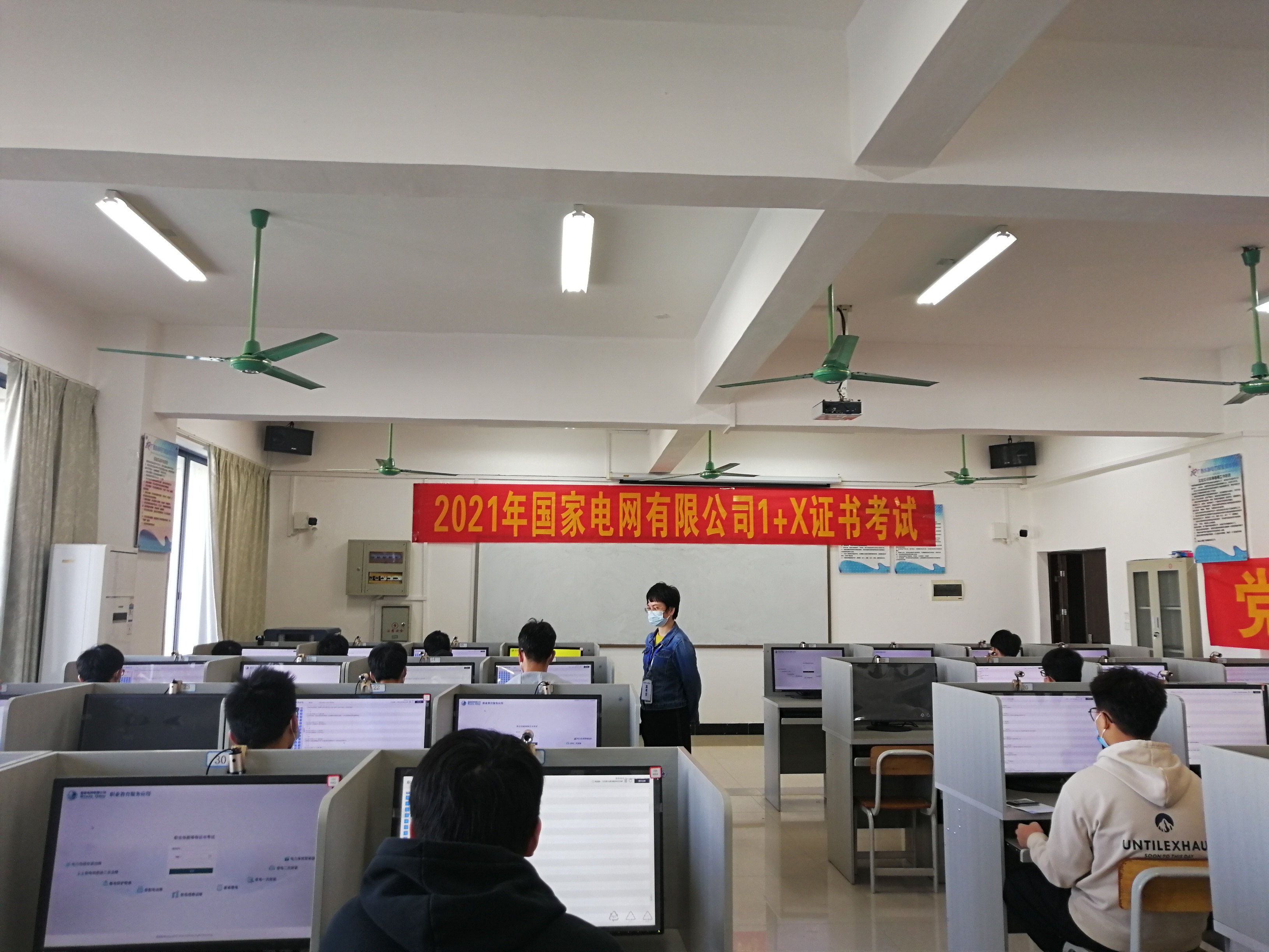 2021年11月13日上午，党员老师颜晓娟在2号考场进行1+X证书理论监考工作。