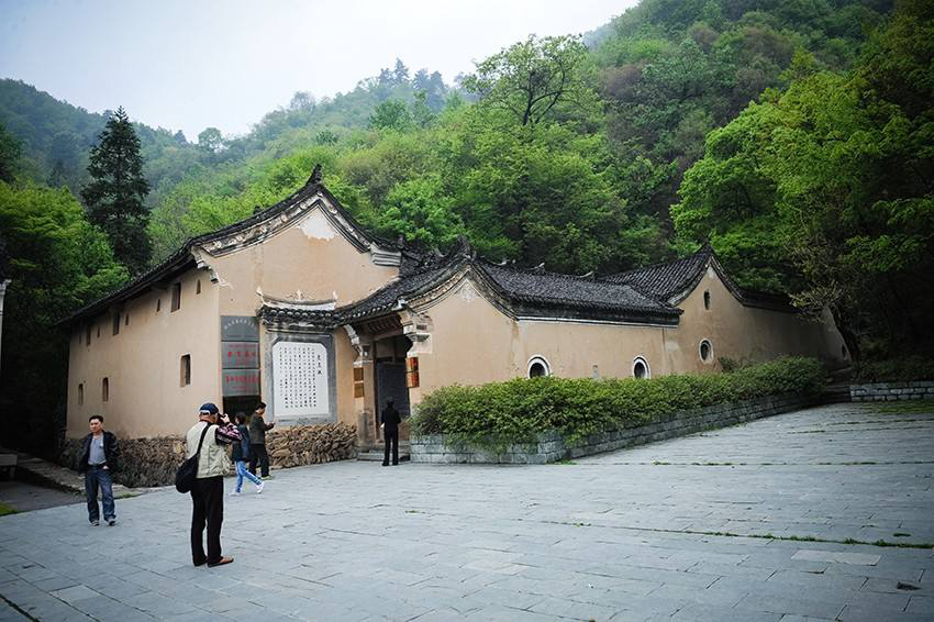 近几年,东沟村充分发掘红色资源,大力发展红色旅游,在修复房屋旧址的