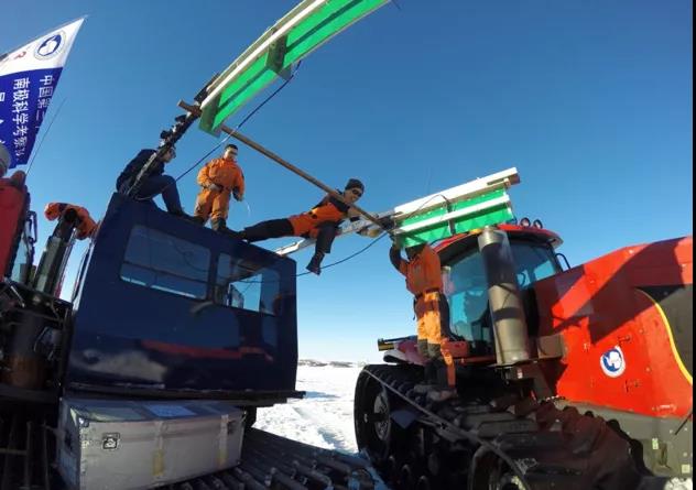 安装浅层冰盖探测雷达.jpg