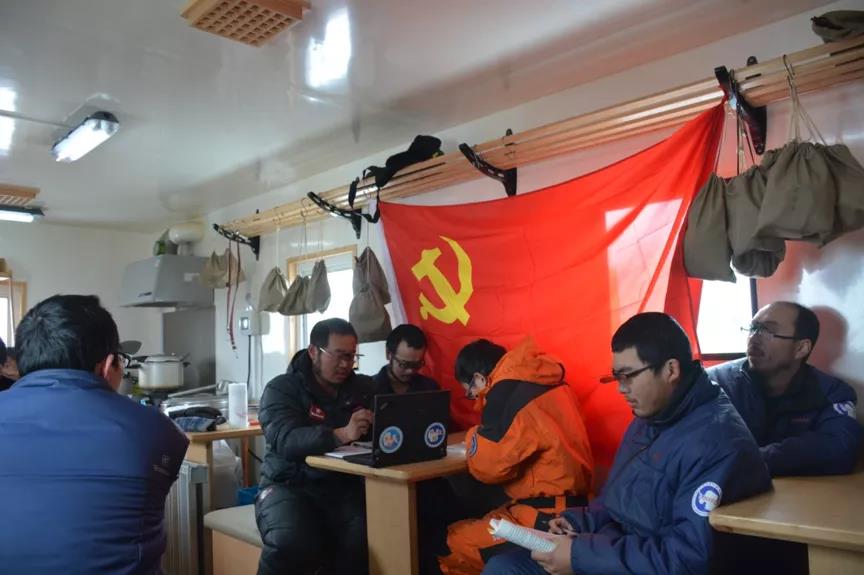 第33次南极考察昆仑站队临时党支部主题活动.jpg