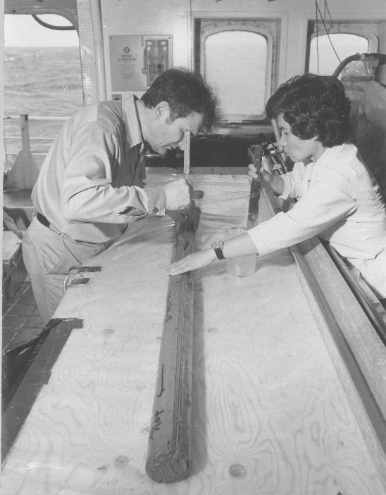 1981年，王颖（右）与加拿大海洋地质学家G. Vilks博士（左）.jpg