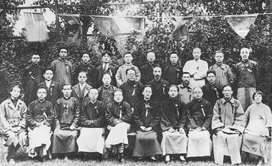 1920年5月8日，新民学会会员合影，第三排左二为毛泽东。.jpg