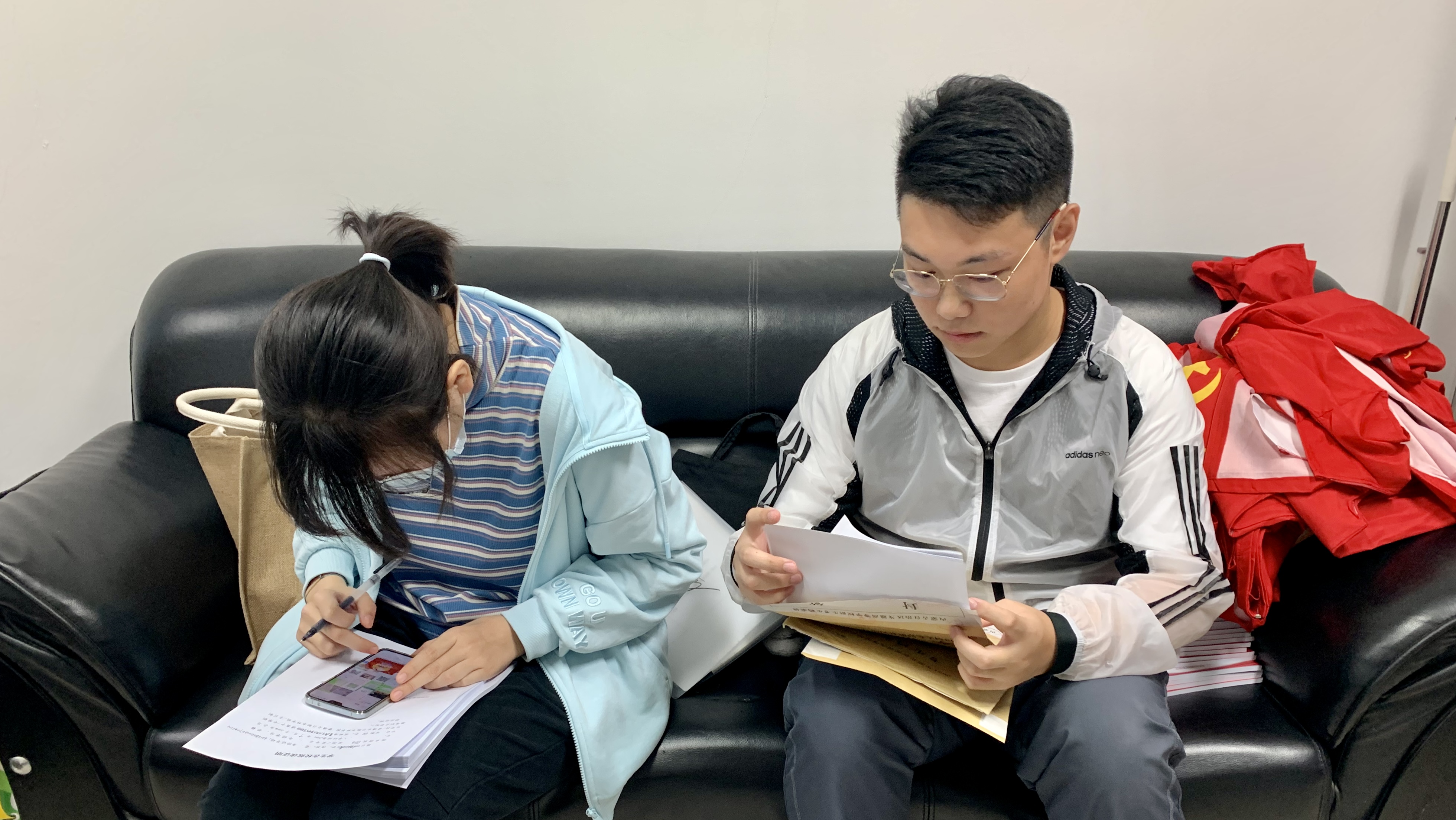 1团支书工作场景.jpg 1团支书工作场景.jpg