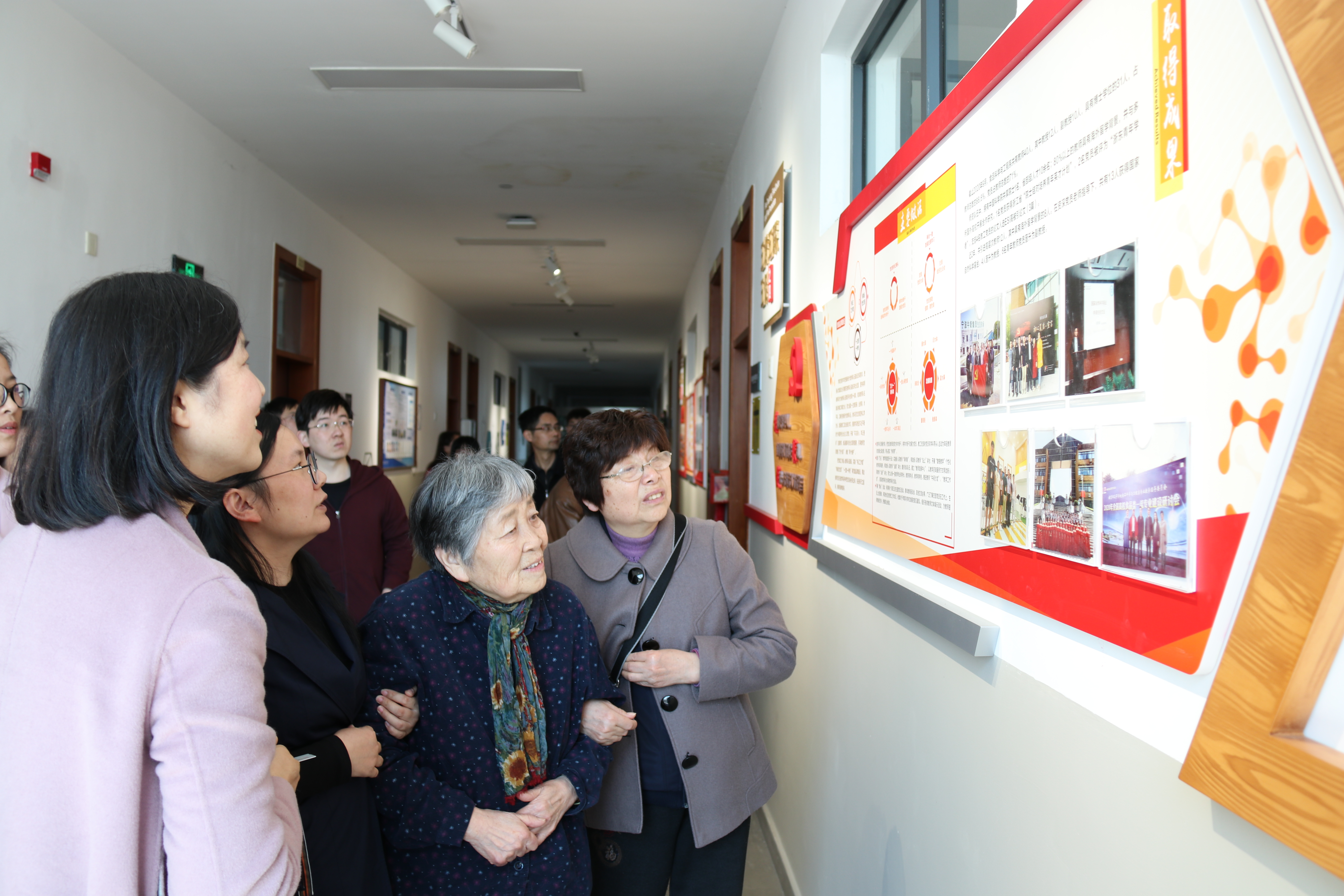 2021年4月6日，韩素珍、李庆华老师在看党建文化阵地.JPG