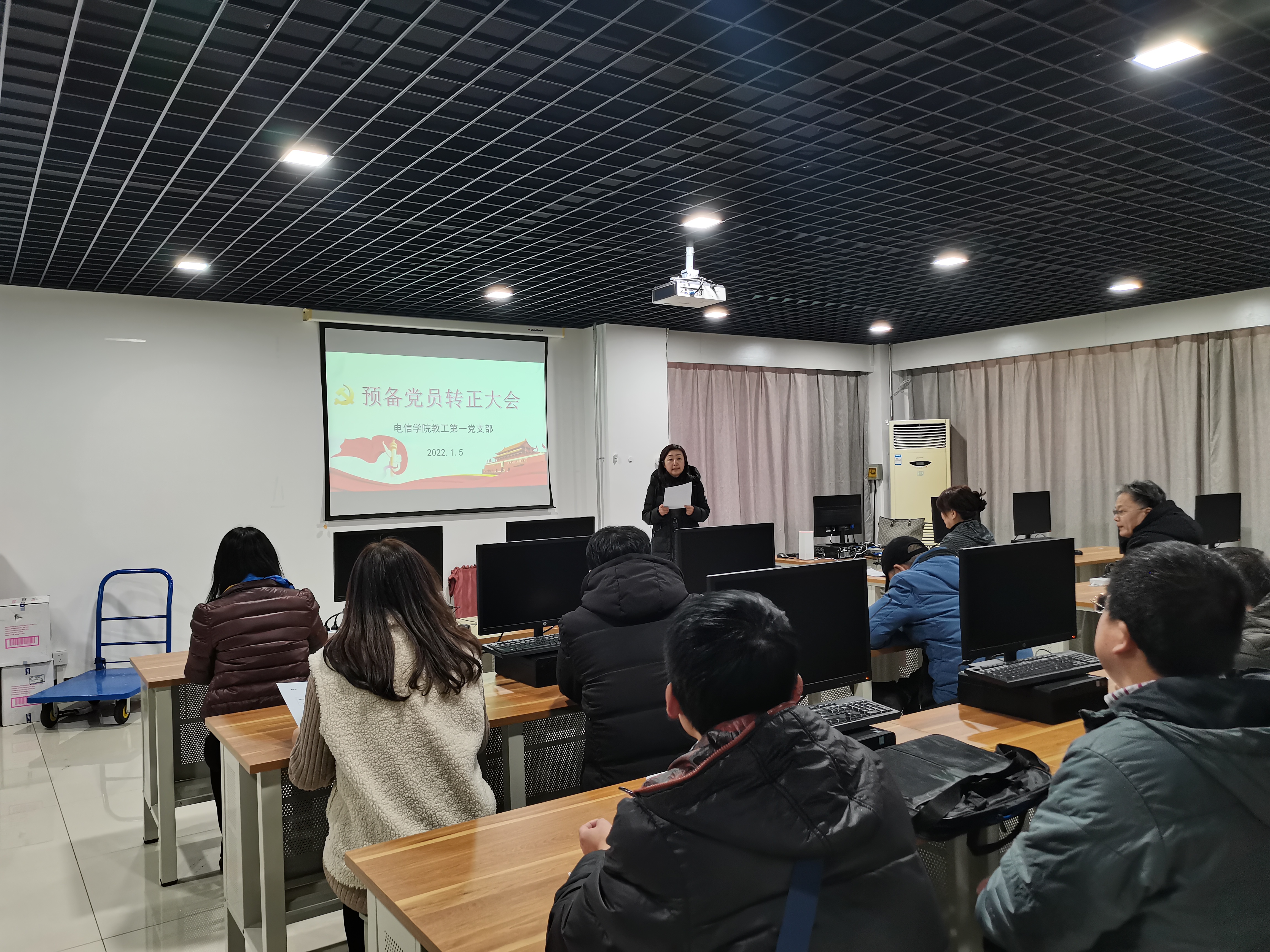 吕娓主持大会.jpg