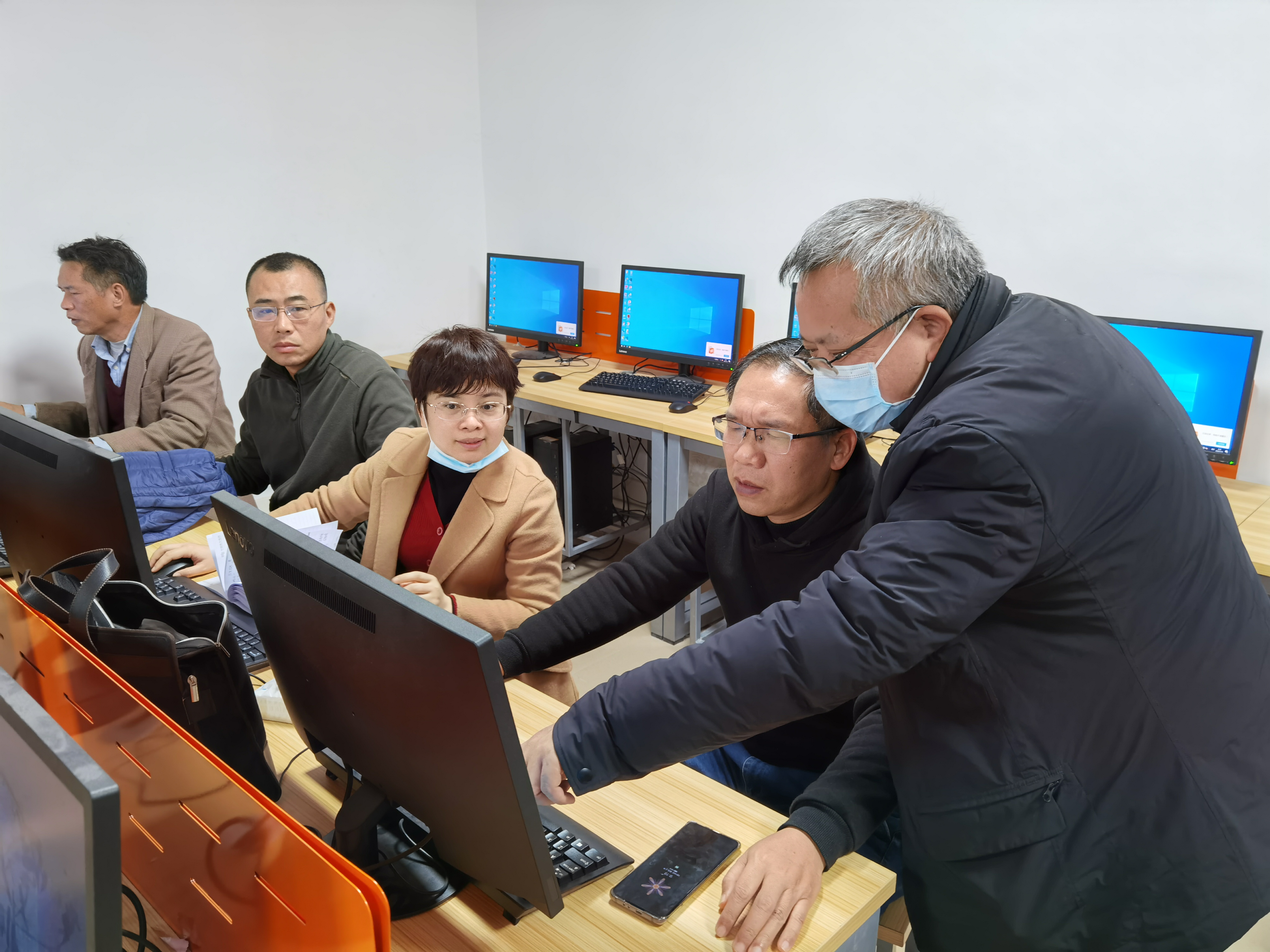 蒋文沛副院长指导电力工程项目管理专业组进行岗位工作过程认知。