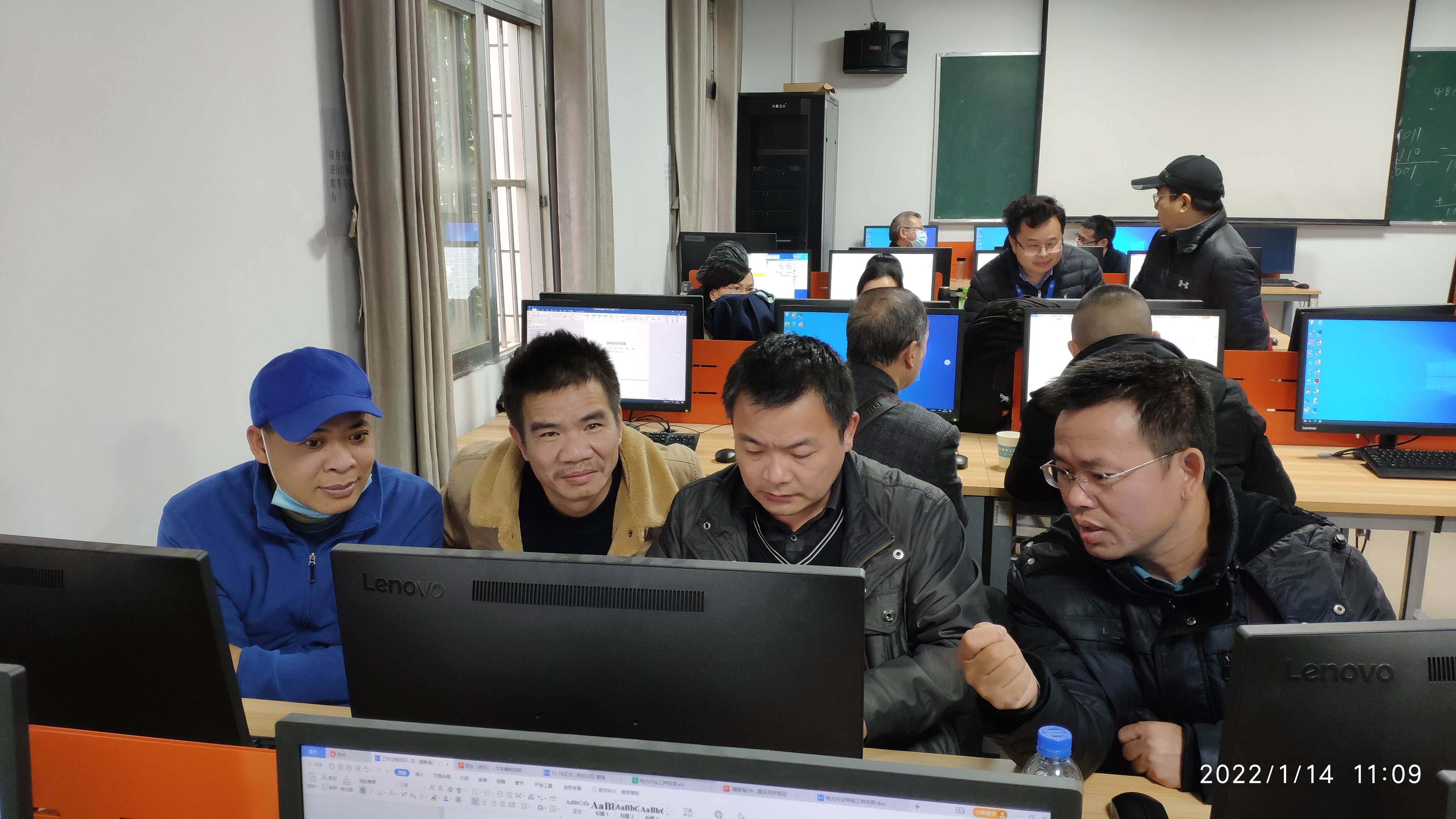 输电线路维护专业组进行岗位工作过程认知讨论。