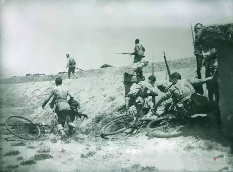 △抗日战争时期冀中地区敌后武工队追击伪军,收缴伪军逃跑中丢弃的自行车和武器。