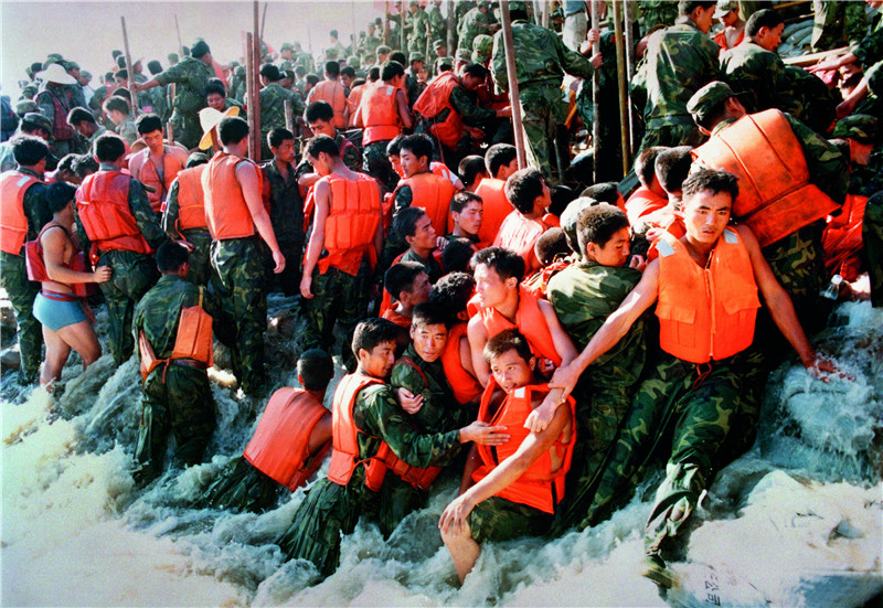 △1998年夏，人民子弟兵在江西九江奋力抗洪抢险，誓死保卫长江大堤