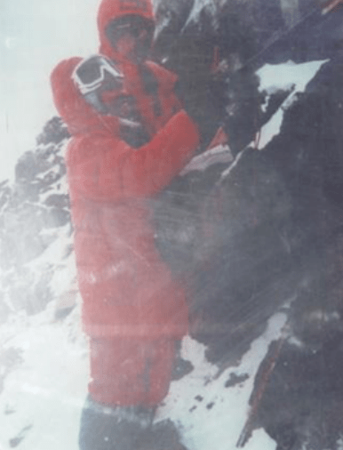 △1988年12月2日，金庆民（前）在文森峰发现赤铁矿带