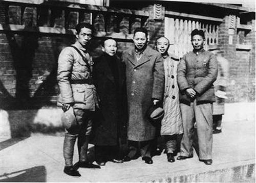 △1937年12月，新四军军部领导人在武汉合影，左起周子昆、张云逸、叶挺、项英、曾山。