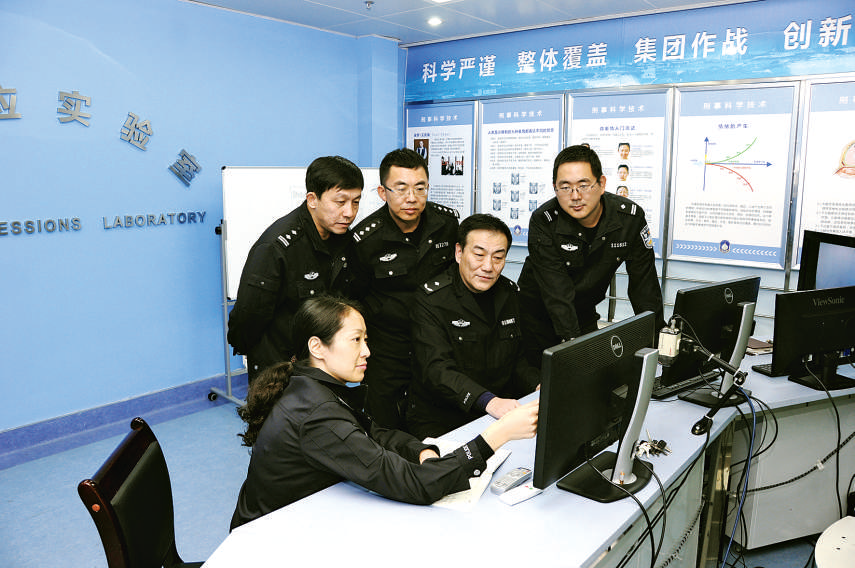  　　林燕（左一） 女，汉族，45岁，中共党员，山东省青岛市公安局刑事警察支队技术处副处长。