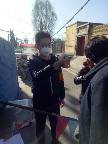 汉语言文学专升本2003班的学生党员贾威龙参加了忻州市代县阳明堡镇