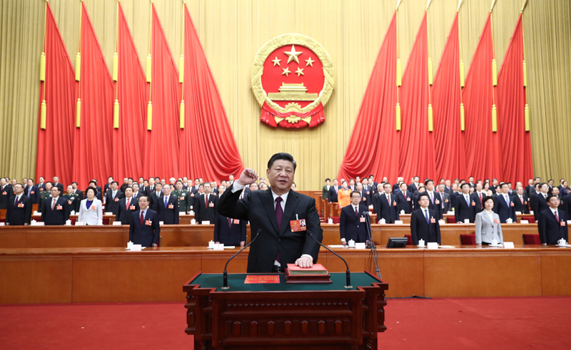 　　2018年3月17日，十三届全国人大一次会议在北京人民大会堂举行第五次全体会议。习近平当选中华人民共和国主席、中华人民共和国中央军事委员会主席。这是习近平进行宪法宣誓。
