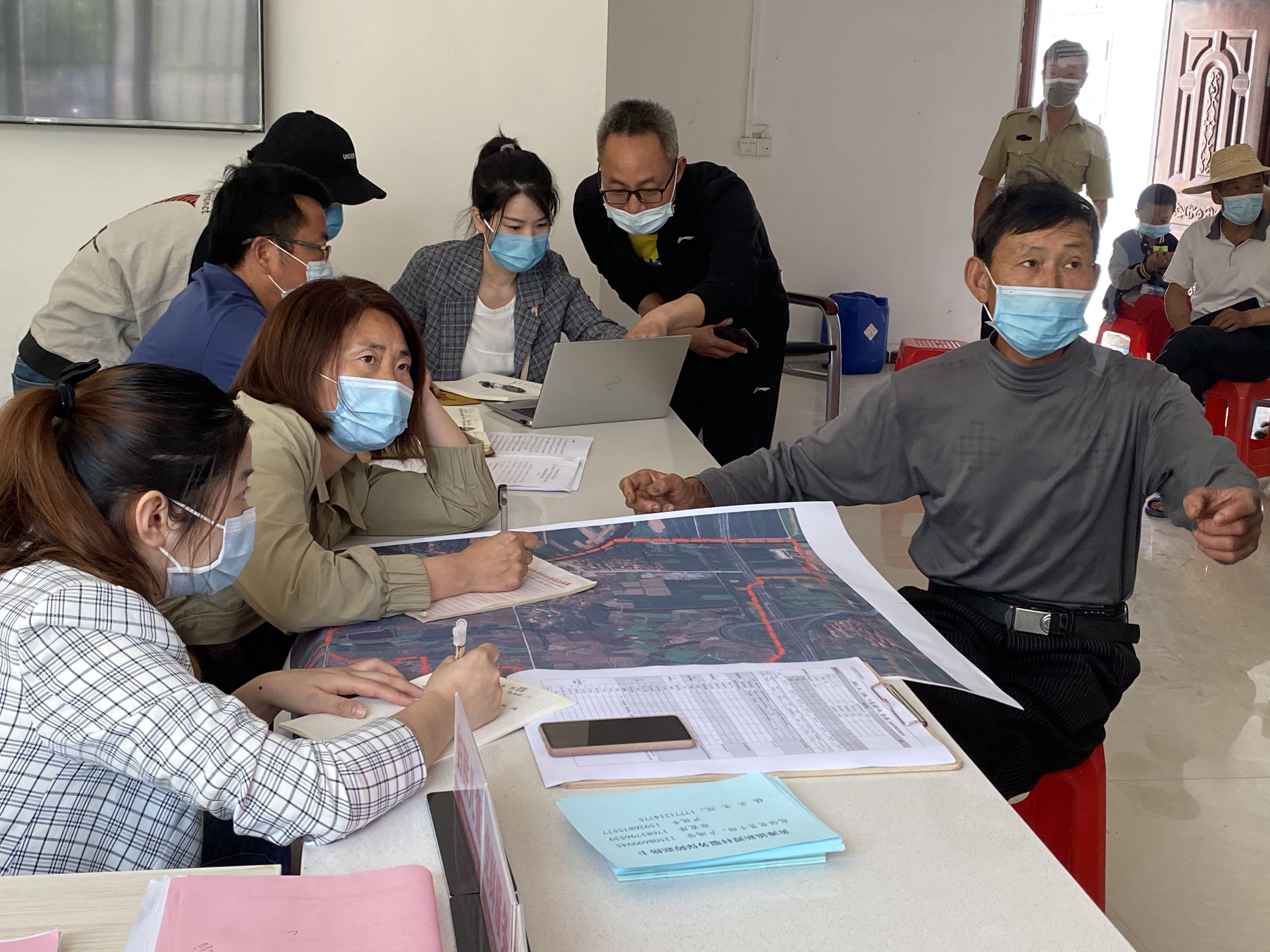 支部书记张城芳和支部党员徐亚琪调研新潭村农业发展。