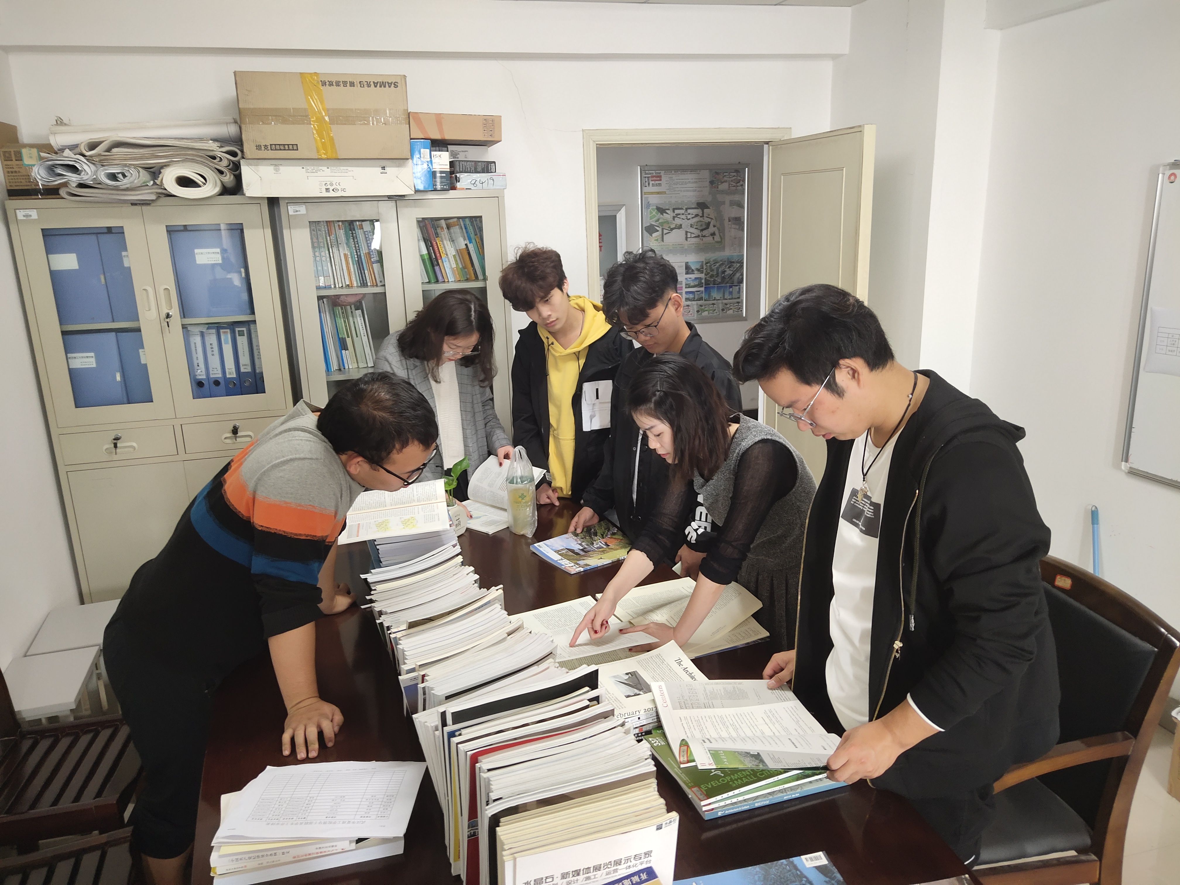支部书记张城芳为城乡规划专业学生讲解文献学习。
