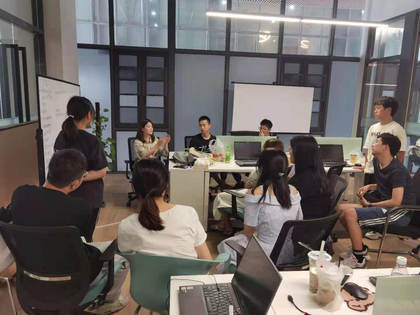 支部书记张城芳为华夏建规工作室暑期留梦工场实践基地学生开展谈心谈话活动。