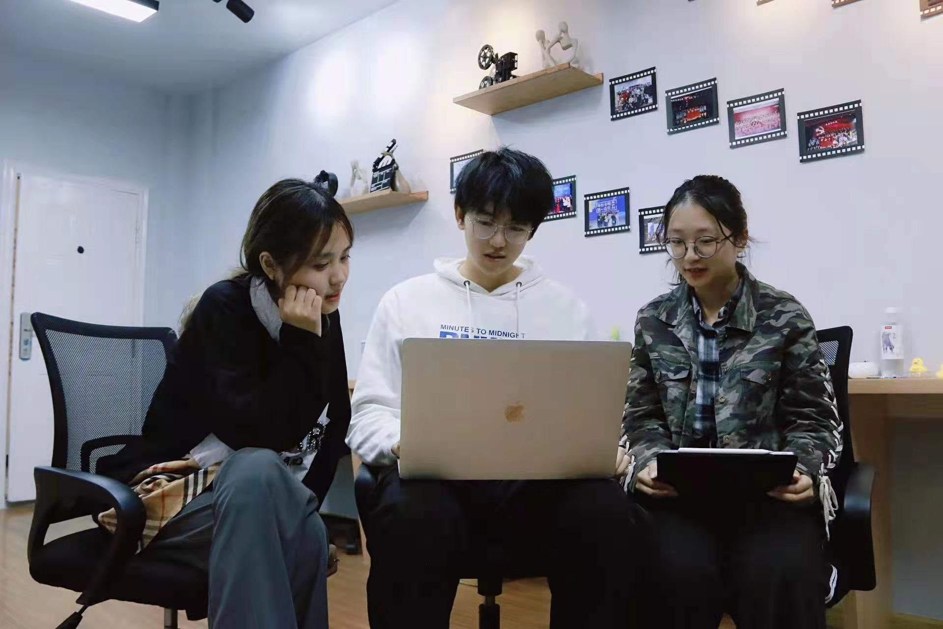 学生创作小组讨论