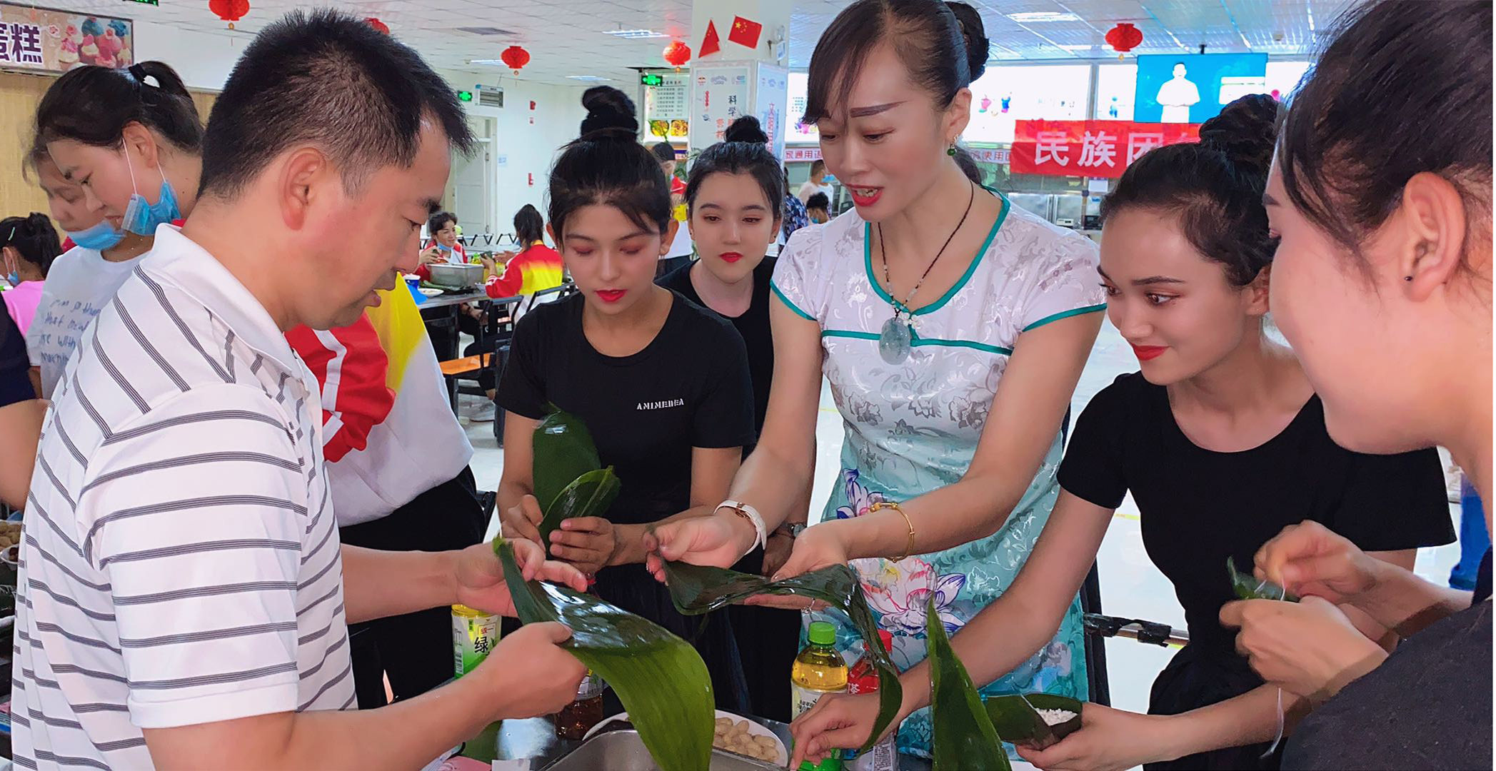 民族团结情 石榴花开美——