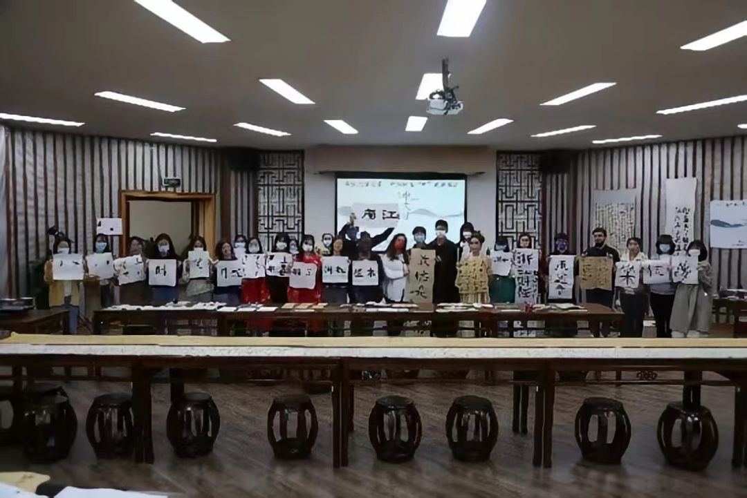 品汉籍，穿汉服，写汉字……中外师生“艺”起迎亚运！