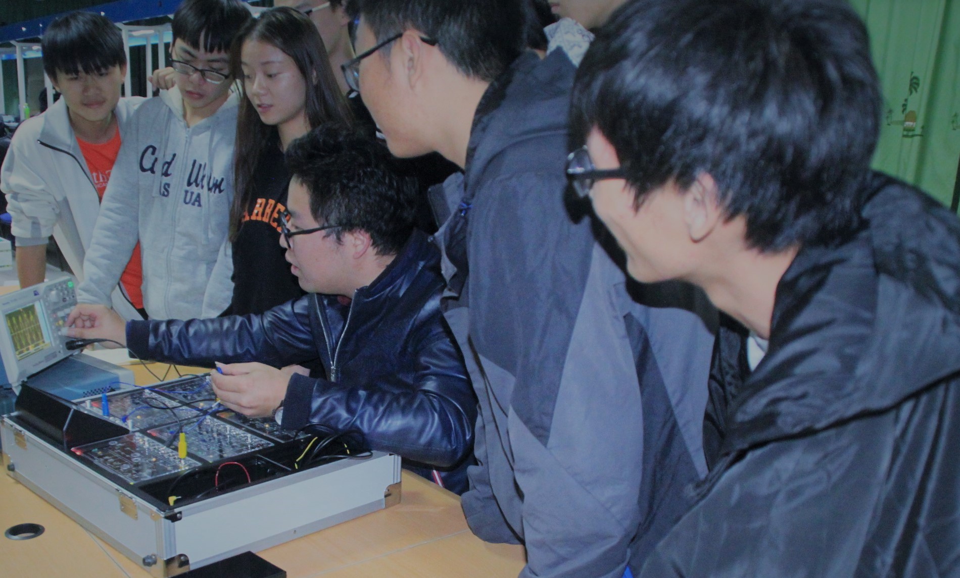 党员教师吴允强利用课余时间义务开展竞赛指导.jpg 党员教师吴允强利用课余时间义务开展竞赛指导.jpg