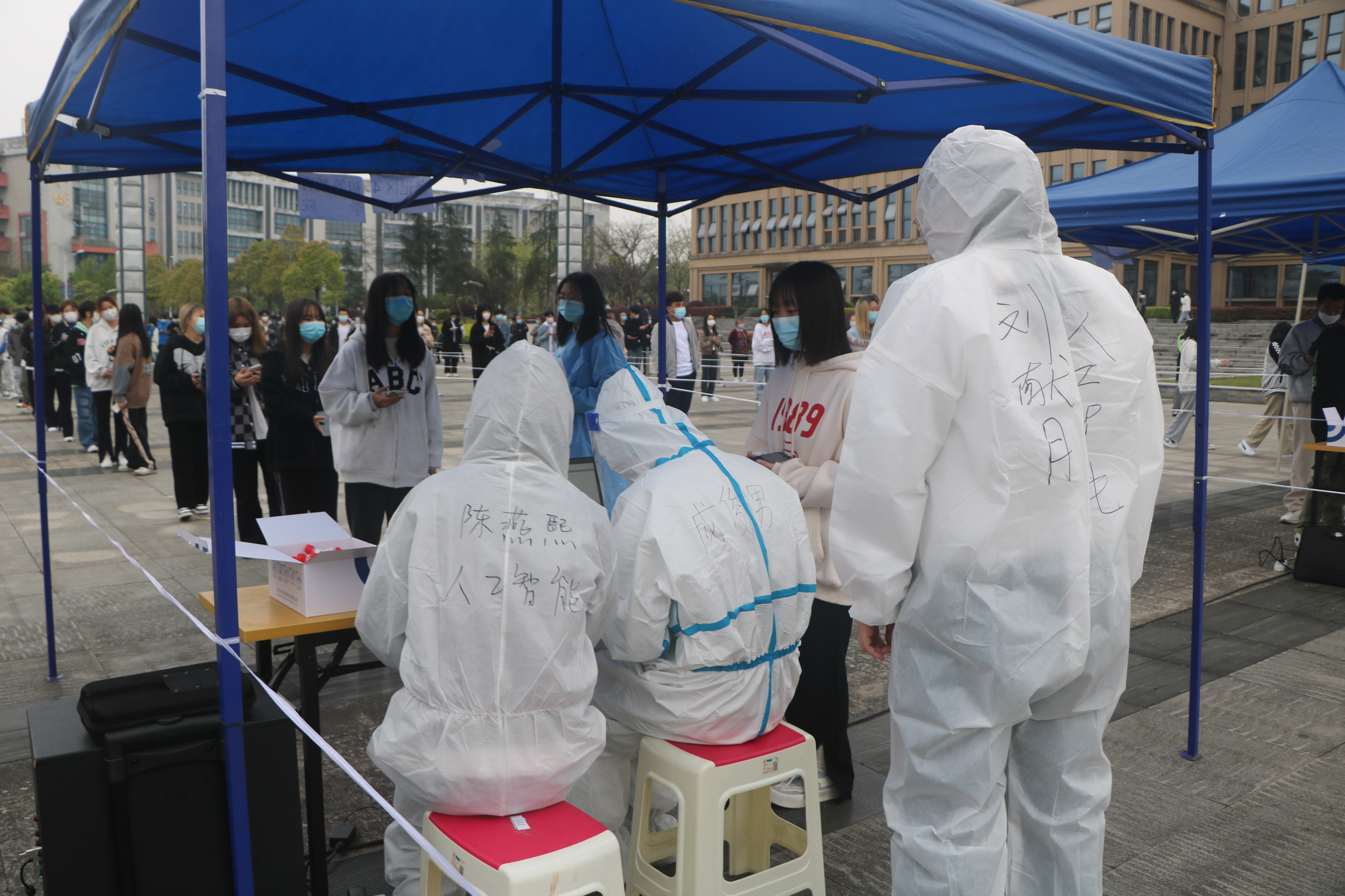 教师党员参与疫情防控2
