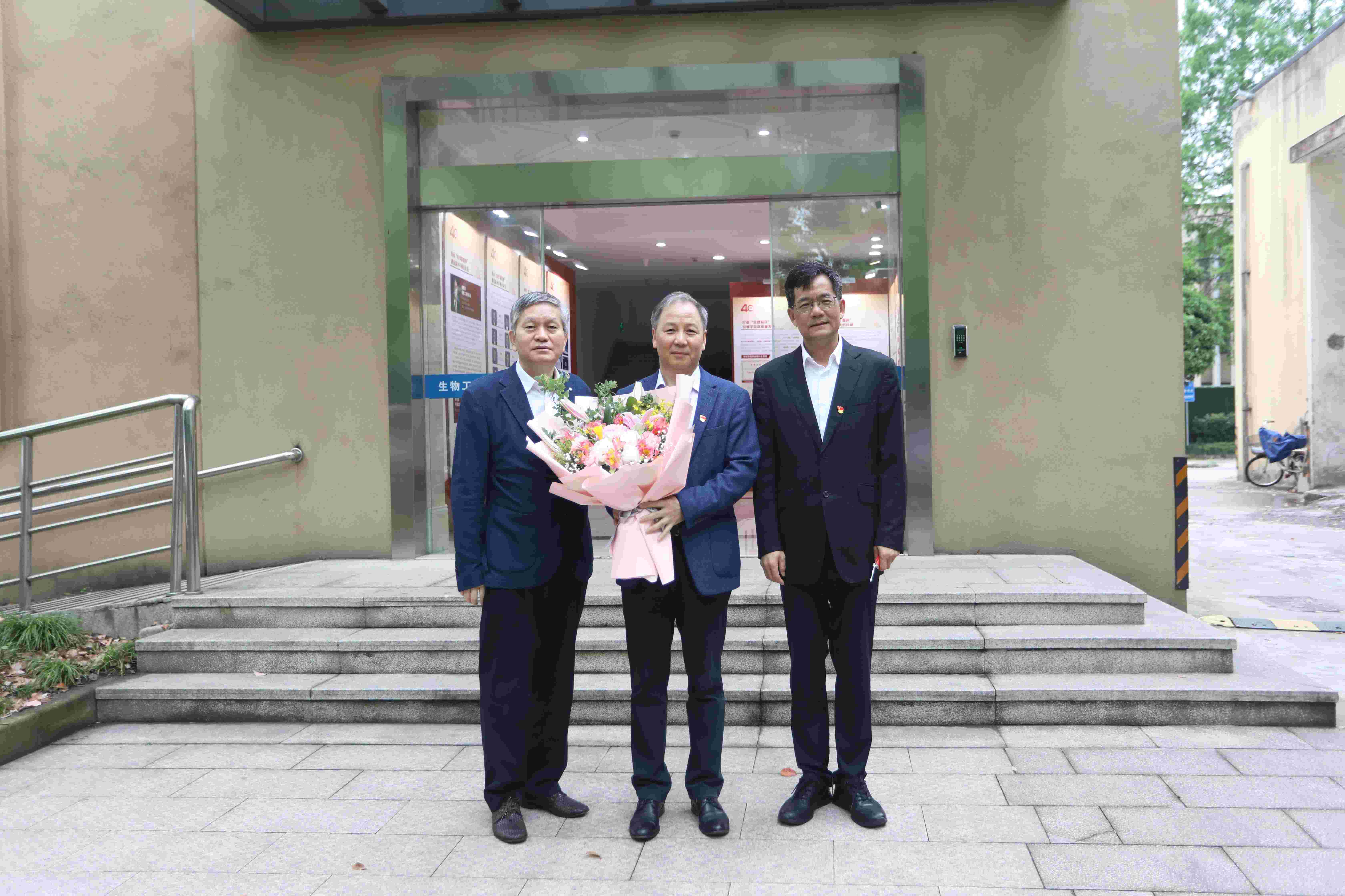 图5：毛宏芳看望郑裕国院士(1).jpg