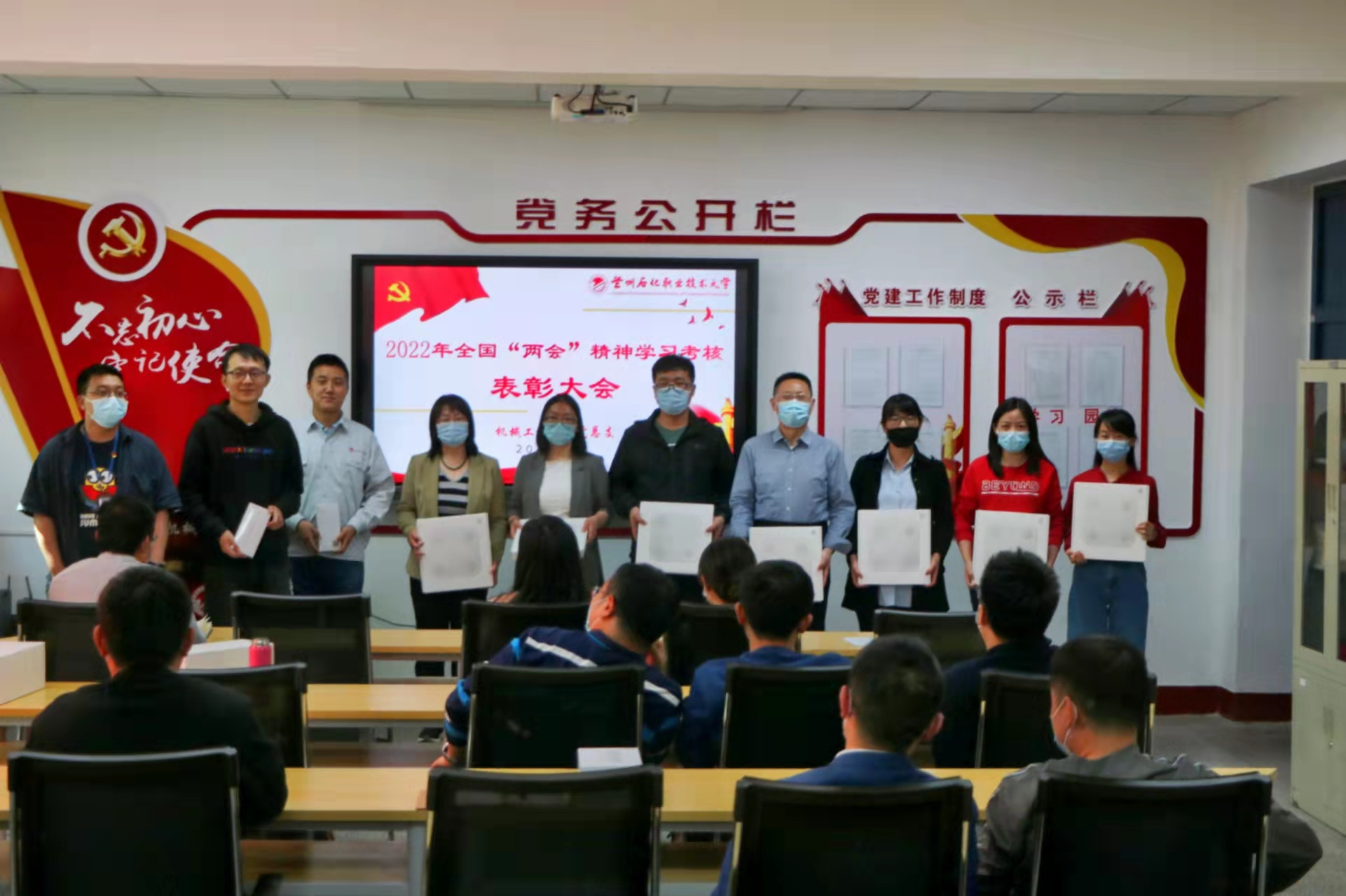 2为受表彰的党员颁发奖品.jpg