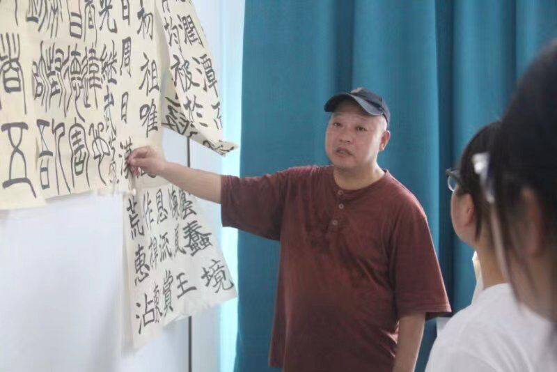 首席专家、船山支部成员陈东教授为师生讲解书法作品