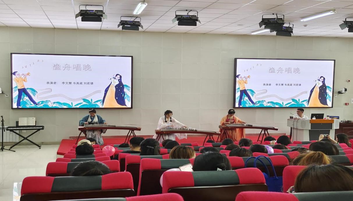 中国语言学院2019级研究生毕业欢送会古筝弹唱《渔歌唱晚》.jpg